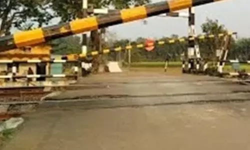 गेटमैन ने जबरन बंद किया रेलवे फाटक, नशे में था, सस्पेंड