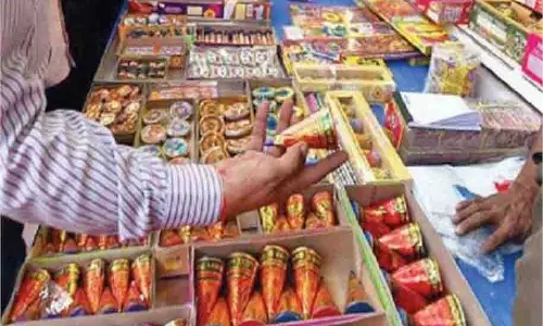 Haryana: पटाखों से भरा ट्रक जब्त Haryana: पटाखों से भरा ट्रक जब्त