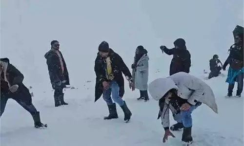 Jammu Kashmir : ठंड ने दी दस्तक, सीजन की पहली बर्फबारी शुरू Jammu Kashmir : ठंड ने दी दस्तक, सीजन की पहली बर्फबारी शुरू