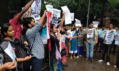 डीयू के छात्रों ने कुलपति के ‘शहरी नक्सली’ वाले बयान के खिलाफ प्रदर्शन किया डीयू के छात्रों ने कुलपति के ‘शहरी नक्सली’ वाले बयान के खिलाफ प्रदर्शन किया