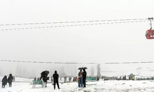 Kashmir में मौसम की मार, बर्फबारी और लैंडस्लाइड से सड़कें अवरुद्ध Kashmir में मौसम की मार, बर्फबारी और लैंडस्लाइड से सड़कें अवरुद्ध