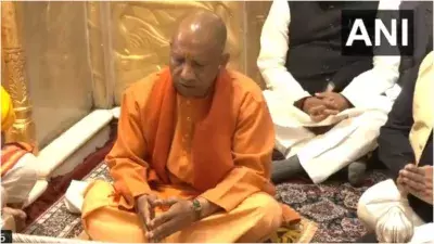 Varanasi: मुख्यमंत्री योगी ने काशी के पवित्र स्थलों पर अर्चना की Varanasi: मुख्यमंत्री योगी ने काशी के पवित्र स्थलों पर अर्चना की