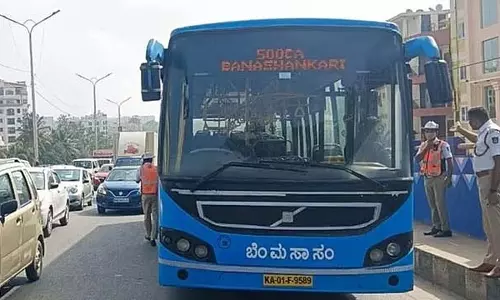 Bengaluru : बीएमटीसी बस नंदिनी पार्लर से टकराई, बड़ा हादसा टल गया Bengaluru : बीएमटीसी बस नंदिनी पार्लर से टकराई, बड़ा हादसा टल गया