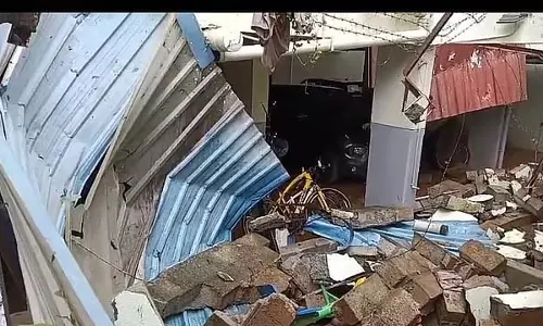 बारिश का असर: उल्लाल में अपार्टमेंट की दीवार ढहने से कुछ देर के लिए अफरा-तफरी मच गई