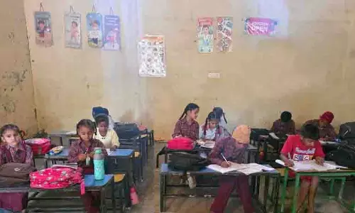 Jalandhar: बाढ़ के बाद छात्रों ने कक्षाएं फिर से शुरू कीं, लेकिन बारिश का खतरा फिर मंडरा रहा Jalandhar: बाढ़ के बाद छात्रों ने कक्षाएं फिर से शुरू कीं, लेकिन बारिश का खतरा फिर मंडरा रहा