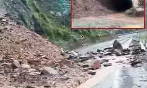 भारी बारिश के कारण भूस्खलन के बाद Jammu-Srinagar राष्ट्रीय राजमार्ग अवरुद्ध