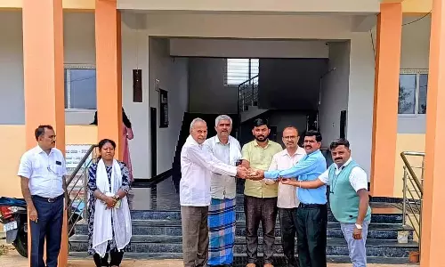 Gubbi : आर्थिक तंगी से जूझ रहे ग्रामीणों ने छात्रों की फीस भरी Gubbi : आर्थिक तंगी से जूझ रहे ग्रामीणों ने छात्रों की फीस भरी