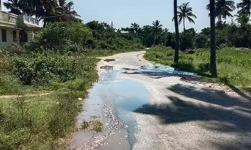 Mulabagilu : सड़क पर बहता सीवेज का पानी
