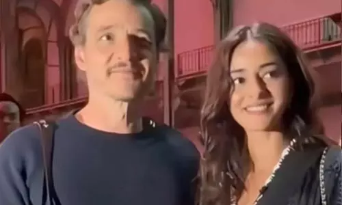 अनन्या पांडे ने पेरिस में Pedro Pascal के साथ पोज़ दिया