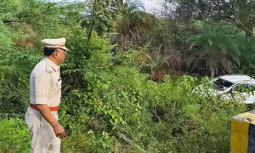 Karnataka : कार के अनियंत्रित होकर खाई में गिरने से एक व्यक्ति की मौत, चार घायल Karnataka : कार के अनियंत्रित होकर खाई में गिरने से एक व्यक्ति की मौत, चार घायल