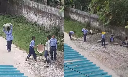 Dehradun के स्कूली छात्रों को रेत और मिट्टी उठाने के लिए मजबूर किया गया, वीडियो वायरल Dehradun के स्कूली छात्रों को रेत और मिट्टी उठाने के लिए मजबूर किया गया, वीडियो वायरल