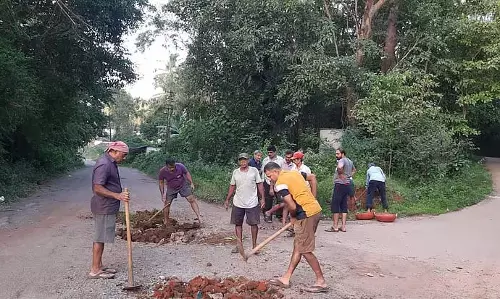 ग्रामीणों की कड़ी मेहनत: यातायात सुचारू ग्रामीणों की कड़ी मेहनत: यातायात सुचारू
