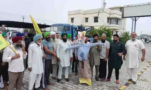 Jalandhar: विरोध प्रदर्शन करते हुए किसानों ने राज्य सरकार का पुतला जलाया