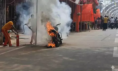 Dhenkanal में चलती मोटरसाइकिल में आग लगने से यात्रियों में दहशत फैल गई