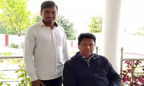 SI भर्ती घोटाला: गिरफ्तार एजेंट चंदन मलिक का बीजद से संबंध सामने आया SI भर्ती घोटाला: गिरफ्तार एजेंट चंदन मलिक का बीजद से संबंध सामने आया