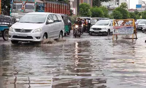 Jalandhar में बारिश से पारा गिरा, लोग मौसम में बदलाव के लिए तैयार