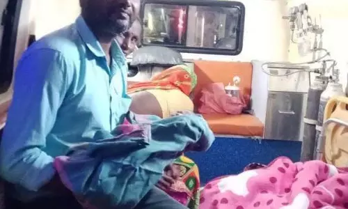 एम्बुलेंस बनी जन्मस्थली, 108 संजीवनी एक्सप्रेस में गूंजी किलकारी एम्बुलेंस बनी जन्मस्थली, 108 संजीवनी एक्सप्रेस में गूंजी किलकारी