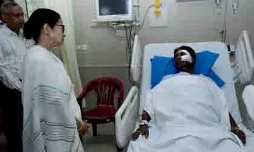 Mamata Banerjee ने घायल भाजपा सांसद और विधायक से अस्पताल में मुलाकात की Mamata Banerjee ने घायल भाजपा सांसद और विधायक से अस्पताल में मुलाकात की