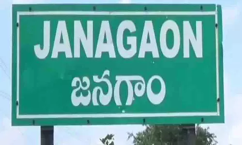धान की कीमतों में भारी गिरावट के खिलाफ Jangaon में किसानों का विरोध प्रदर्शन धान की कीमतों में भारी गिरावट के खिलाफ Jangaon में किसानों का विरोध प्रदर्शन