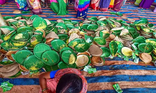 कोप्पल सम्मेलन काउंटरों की कमी; भोजन के लिए मारामारी कोप्पल सम्मेलन काउंटरों की कमी; भोजन के लिए मारामारी