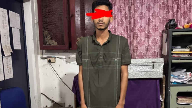 Assam पुलिस ने साइबर अपराध के संदिग्ध को पकड़ा, सिम कार्ड, बैंक दस्तावेज और फोन जब्त Assam पुलिस ने साइबर अपराध के संदिग्ध को पकड़ा, सिम कार्ड, बैंक दस्तावेज और फोन जब्त