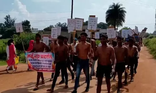 भ्रष्टाचार के खिलाफ अर्धनग्न प्रदर्शन, भानुप्रतापपुर के युवाओं में आक्रोश