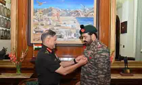 जनरल द्विवेदी ने अभिनेता मोहनलाल को सैन्य सम्मान से नवाजा