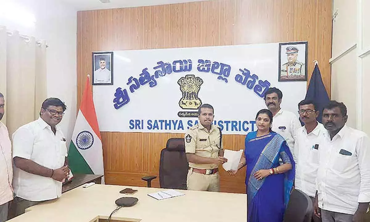YSRCP ने महिला पुलिस अधिकारी के लिए न्याय की मांग की