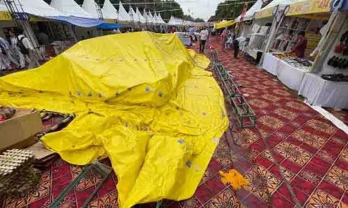 पंजाब में बेमौसम बारिश से किसान चिंतित, PAU में सरस महोत्सव का उत्साह फीका पंजाब में बेमौसम बारिश से किसान चिंतित, PAU में सरस महोत्सव का उत्साह फीका