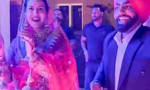 सोनम बाजवा ने निक्का जैलदार 4 के सेट से अपना DJ मोमेंट शेयर किया सोनम बाजवा ने निक्का जैलदार 4 के सेट से अपना DJ मोमेंट शेयर किया