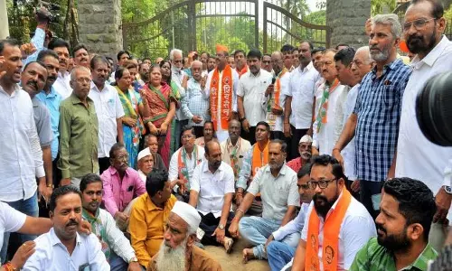 महाविकास अघाड़ी और वामपंथी दलों ने कोल्हापुर में जन सुरक्षा अधिनियम के खिलाफ प्रदर्शन किया