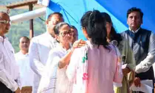 विदेशी मेहमानों के कारण दुर्गा पूजा रद्द नहीं कर सकी: Mamata Banerjee विदेशी मेहमानों के कारण दुर्गा पूजा रद्द नहीं कर सकी: Mamata Banerjee