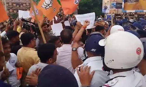 Howrah Bridge का एक हिस्सा बंद, भाजपा के विरोध मार्च के दौरान यातायात में अव्यवस्था Howrah Bridge का एक हिस्सा बंद, भाजपा के विरोध मार्च के दौरान यातायात में अव्यवस्था