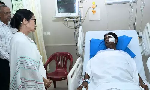 Mamata ने अस्पताल में खगेन मुर्मू से मुलाकात की, उनकी हालत के बारे में बात की Mamata ने अस्पताल में खगेन मुर्मू से मुलाकात की, उनकी हालत के बारे में बात की