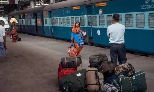 इस बार ट्रेनों में सामान ले जाने पर प्रतिबंध, त्योहारी सीजन में यात्री नाराज इस बार ट्रेनों में सामान ले जाने पर प्रतिबंध, त्योहारी सीजन में यात्री नाराज