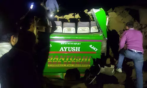 बस पर पहाड़ से मलबा गिरा, 18 की मौत, PM और CM सुक्खू ने जताया शोक बस पर पहाड़ से मलबा गिरा, 18 की मौत, PM और CM सुक्खू ने जताया शोक