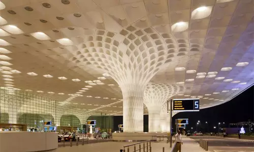 Mumbai Airport पर कस्टम अधिकारी बनकर घूमने के आरोप में तीन लोग गिरफ्तार Mumbai Airport पर कस्टम अधिकारी बनकर घूमने के आरोप में तीन लोग गिरफ्तार