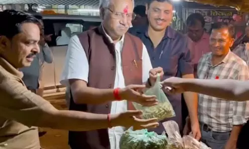 सांसद बृजमोहन अग्रवाल ने खेल महोत्सव के बाद मूंगफली में बचपन की यादें और गांव की सादगी महसूस की