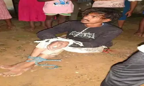 आदतन चोर और नाबालिग Accomplices को ग्रामीणों ने पकड़कर पुलिस को सौंपा