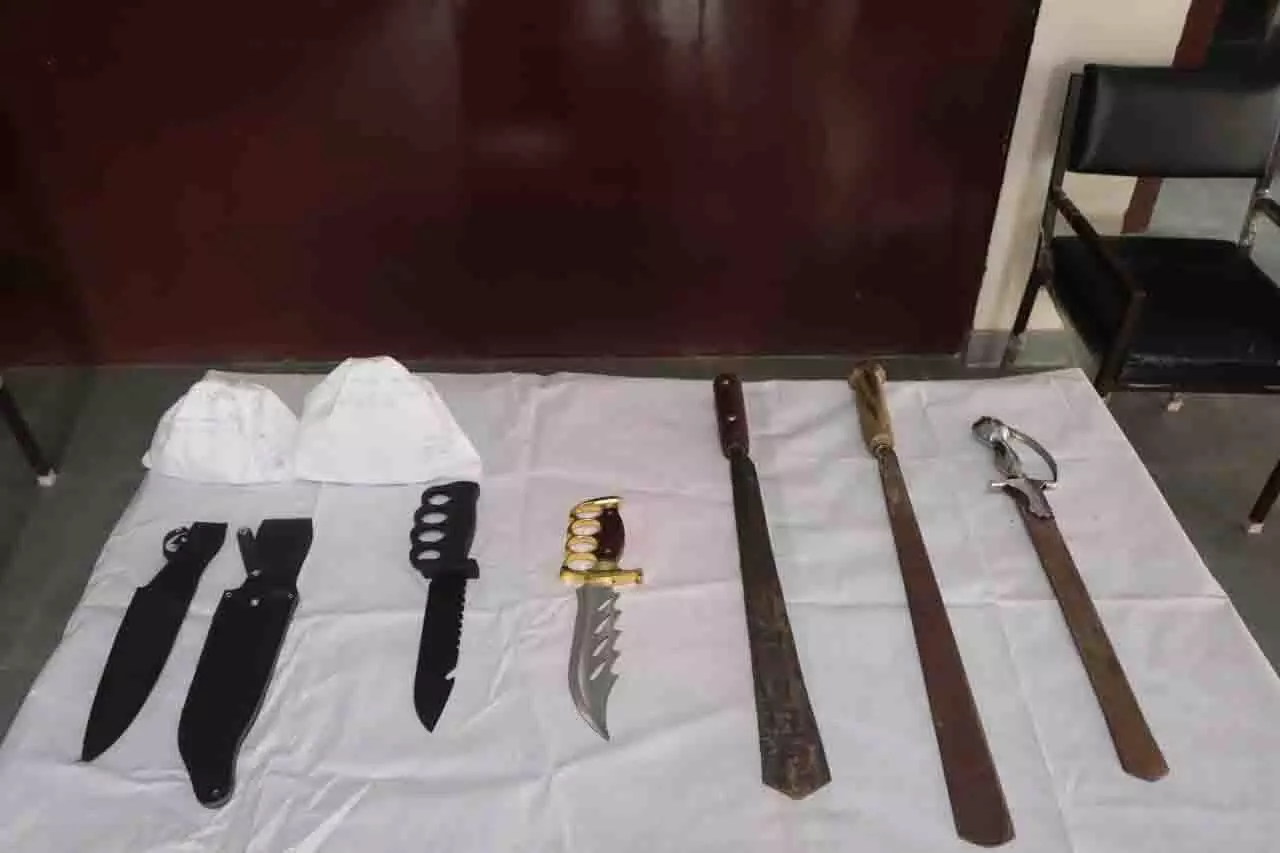 Jalandhar : नशा तस्करों पर चला पुलिस का डंडा, गांजा और हथियारों के साथ तस्कर गिरफ्तार Jalandhar : नशा तस्करों पर चला पुलिस का डंडा, गांजा और हथियारों के साथ तस्कर गिरफ्तार