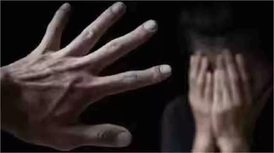Haryana: सब्जी खरीदने के बहाने लड़की को होटल में ले गया पड़ोसी, परिचित से कराया दुष्कर्म Haryana: सब्जी खरीदने के बहाने लड़की को होटल में ले गया पड़ोसी, परिचित से कराया दुष्कर्म