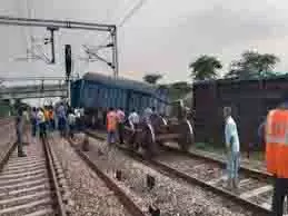 Rajasthan:मालगाड़ी के तीन दर्जन से अधिक डिब्बे रेलवे ट्रैक से उतरे, मचा हड़कंप Rajasthan:मालगाड़ी के तीन दर्जन से अधिक डिब्बे रेलवे ट्रैक से उतरे, मचा हड़कंप