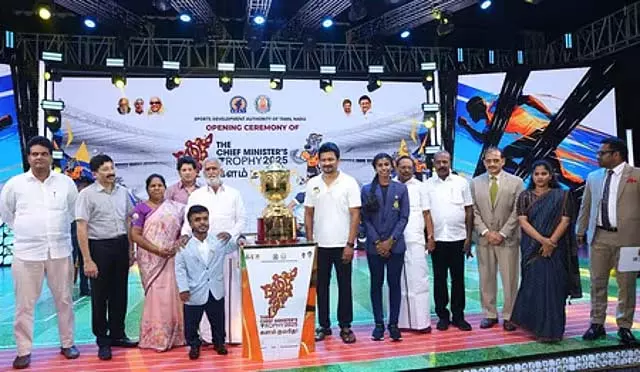 Tamil Nadu : उपमुख्यमंत्री उदयनिधि स्टालिन ने ट्रॉफी पेश की Tamil Nadu : उपमुख्यमंत्री उदयनिधि स्टालिन ने ट्रॉफी पेश की