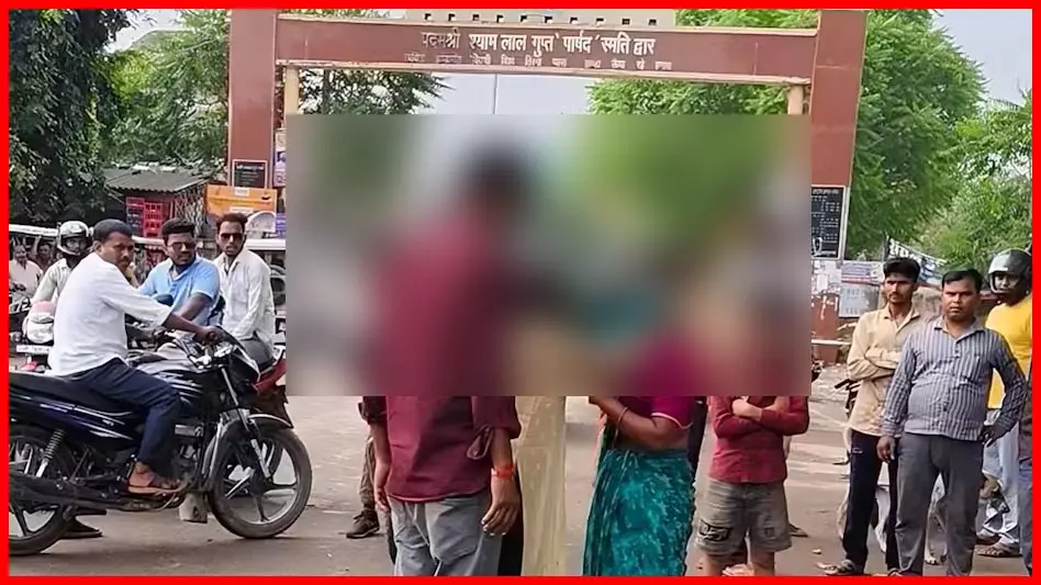 सड़क पर हाईवोल्टेज ड्रामा, पत्नी ने पति को रंगे हाथ पकड़ा, प्रेमिका के होश उड़ गए सड़क पर हाईवोल्टेज ड्रामा, पत्नी ने पति को रंगे हाथ पकड़ा, प्रेमिका के होश उड़ गए
