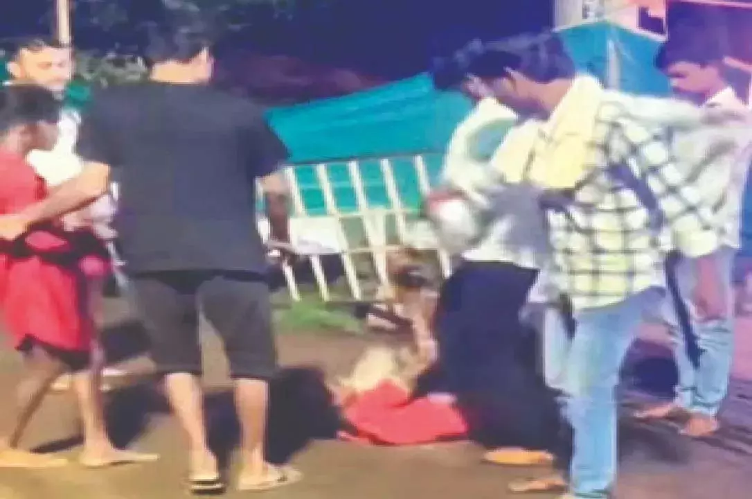 Odisha : बालासोर में रेलवे स्टेशन के सामने युवकों ने लड़की को घेरकर पीटा Odisha : बालासोर में रेलवे स्टेशन के सामने युवकों ने लड़की को घेरकर पीटा