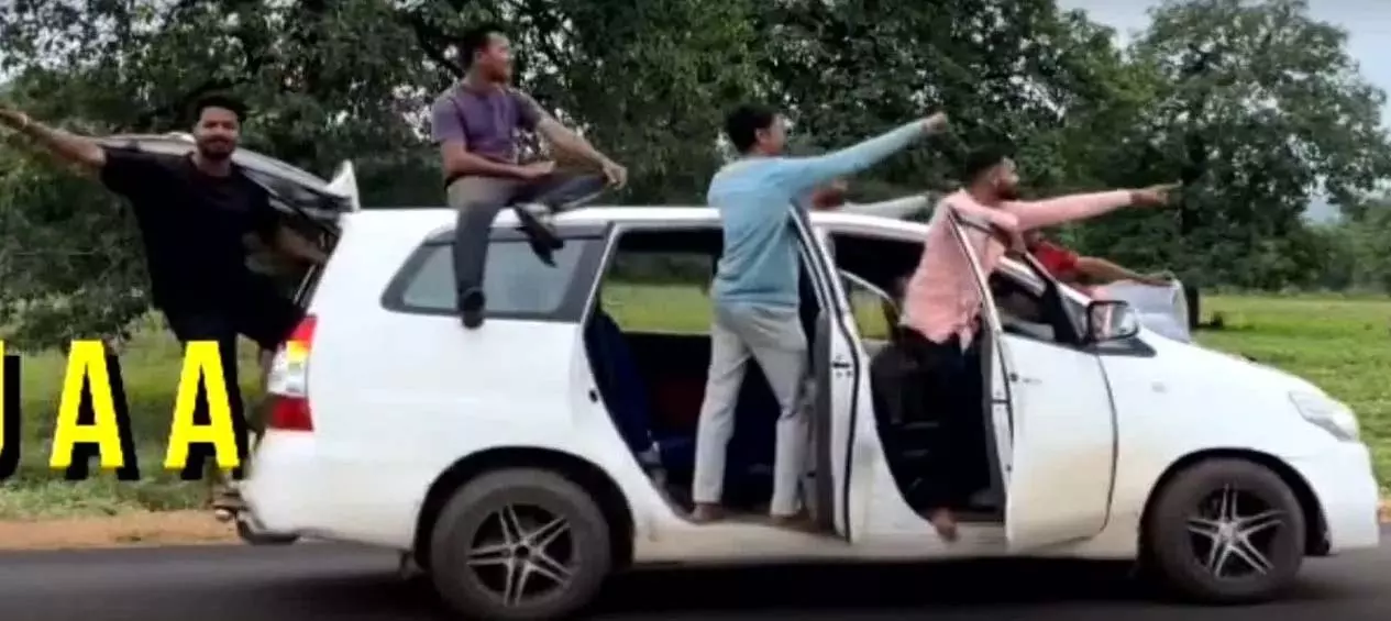 चलती कार में खतरनाक स्टंट, थाने में लाकर पुलिस ने युवकों को सिखाया सबक चलती कार में खतरनाक स्टंट, थाने में लाकर पुलिस ने युवकों को सिखाया सबक
