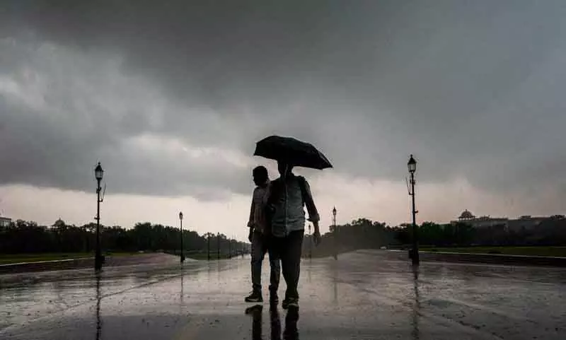 दिल्ली एयरपोर्ट पर भारी बारिश, 15 उड़ानें डायवर्ट दिल्ली एयरपोर्ट पर भारी बारिश, 15 उड़ानें डायवर्ट