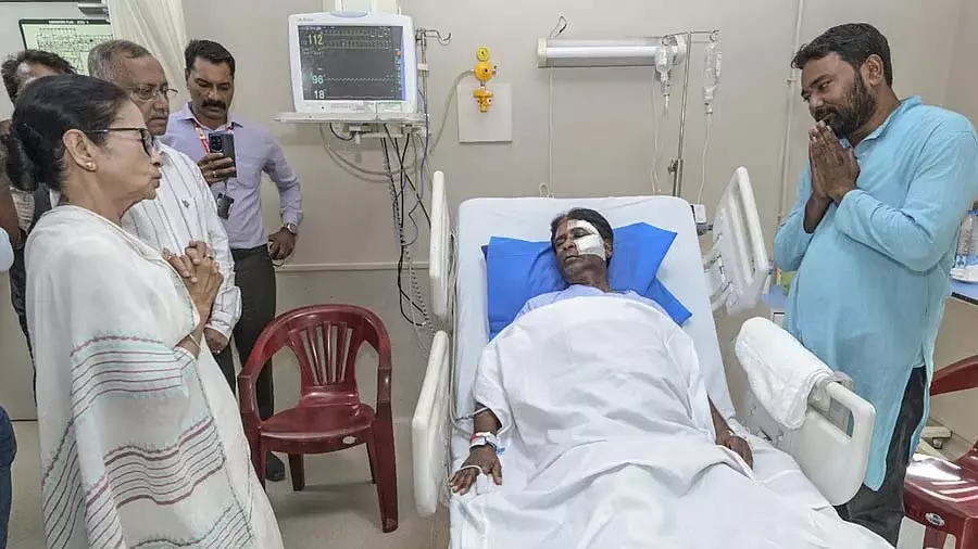 Kolkata : ममता बनर्जी ने खगेन मुर्मू से मुलाकात की Kolkata : ममता बनर्जी ने खगेन मुर्मू से मुलाकात की