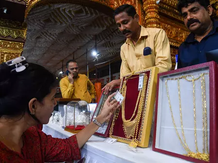 सोना वैश्विक स्तर पर रिकॉर्ड तेजी से एमसीएक्स पर 1.22 लाख रुपए के पार सोना वैश्विक स्तर पर रिकॉर्ड तेजी से एमसीएक्स पर 1.22 लाख रुपए के पार