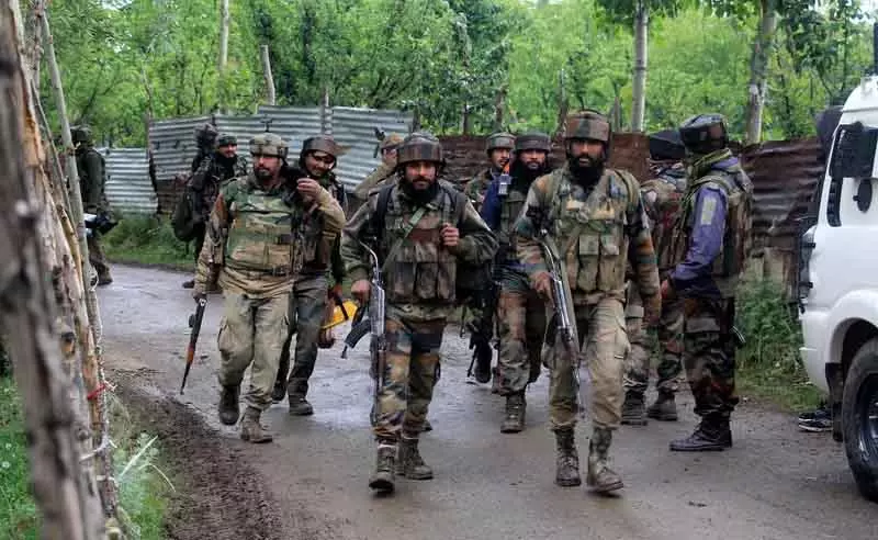 राजौरी, J&K: शुरुआती मुठभेड़ के बाद आतंकवाद विरोधी अभियान जारी राजौरी, J&K: शुरुआती मुठभेड़ के बाद आतंकवाद विरोधी अभियान जारी